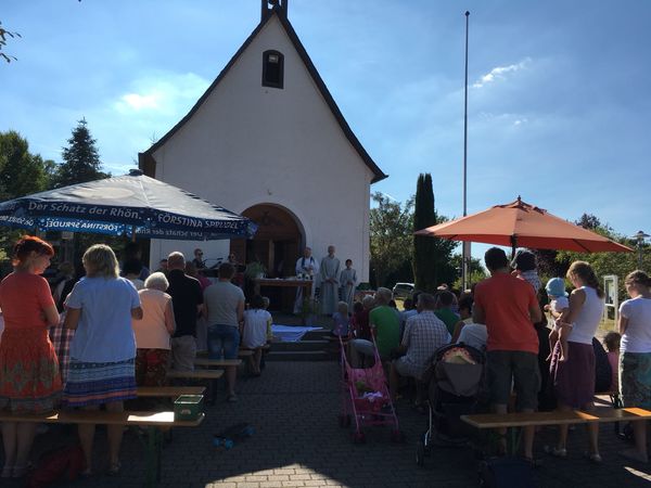 Gottesdienst im Schatten des Kapellchens